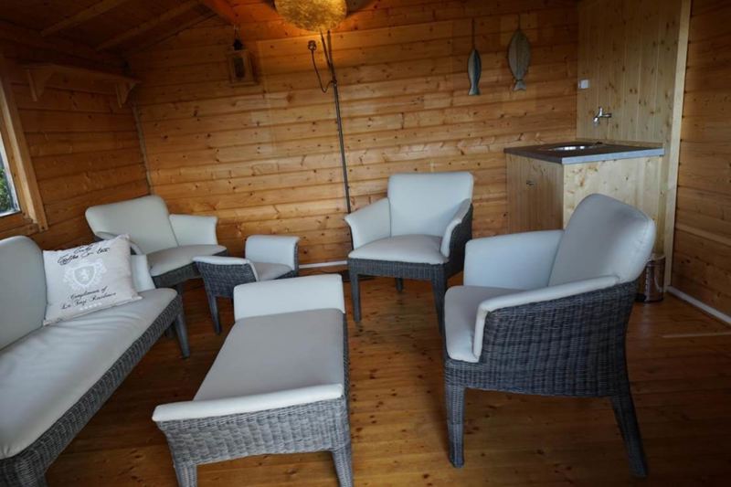 Die Grillhütte mit Gartenmöbel aus edlem Hirschleder