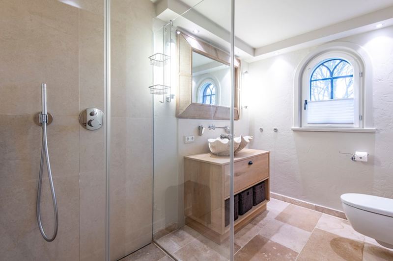 Das zweite Badezimmer mit Dusche