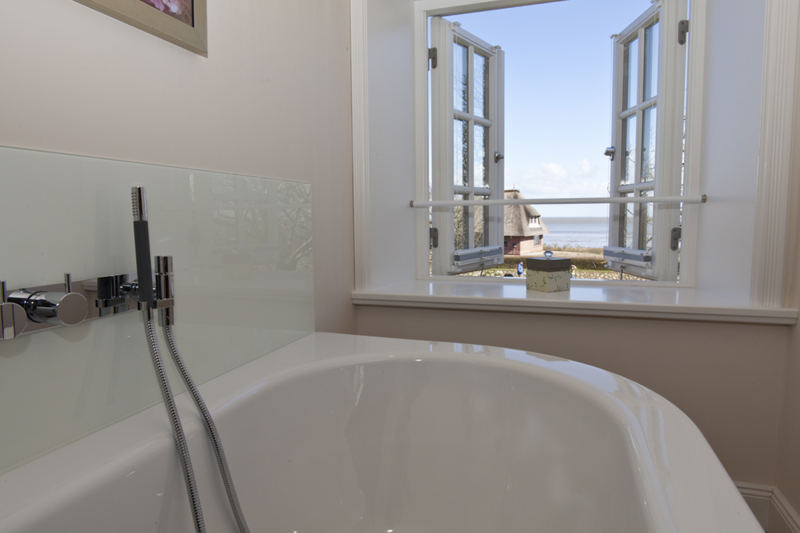Selbst aus der Badewanne im Obergeschoss eröffnet sich ein neuer Horizont.