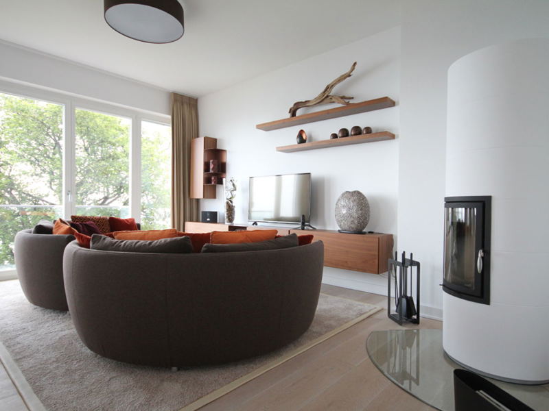 Der gemütliche und moderne Wohnbereich mit Kamin
