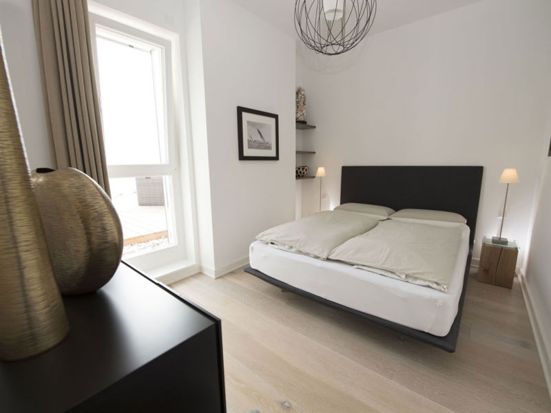 Das zweite Schlafzimmer mit Doppelbett
