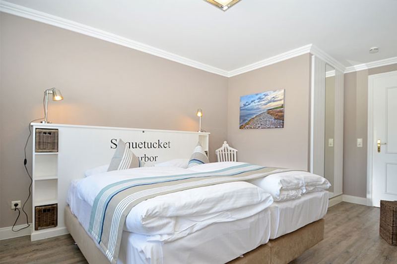 Schlafzimmer mit 5 Star- Deluxe- Boxspring- Doppelbett für erholsame Nächte