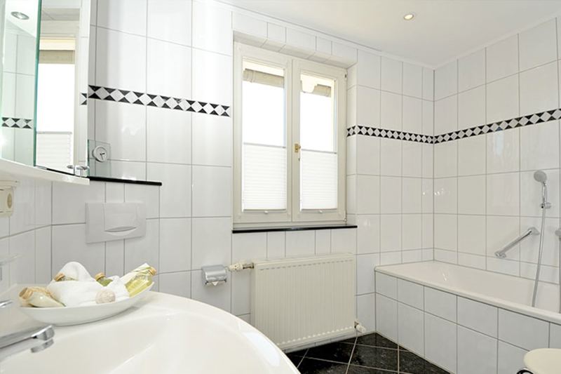 Tageslichtbad mit Badewanne