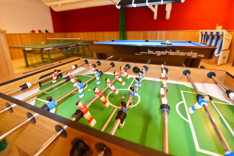 Im Freizeitraum stehen u.a. ein Poolbillard, eine Tischtennisplatte und ein Kicker zur Verfügung.