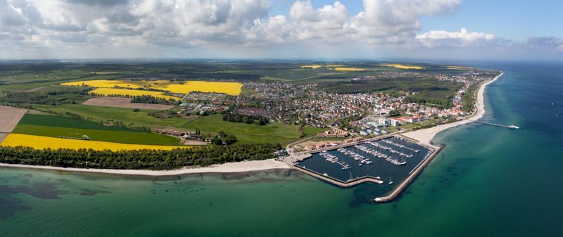 Unmittelbar vor dem Yachthafen befindet sich die Villa mit der Ferienwohnung.