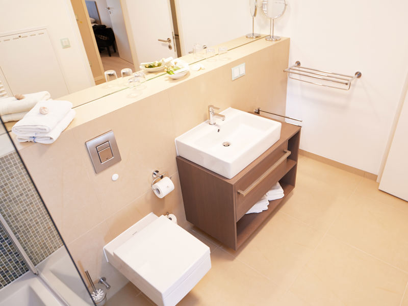 Viel Abstellfläche bietet das moderne Badezimmer.
