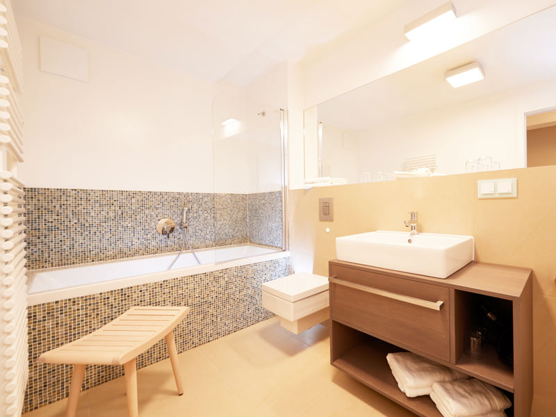 Hochwertiges Badezimmer mit Badewanne