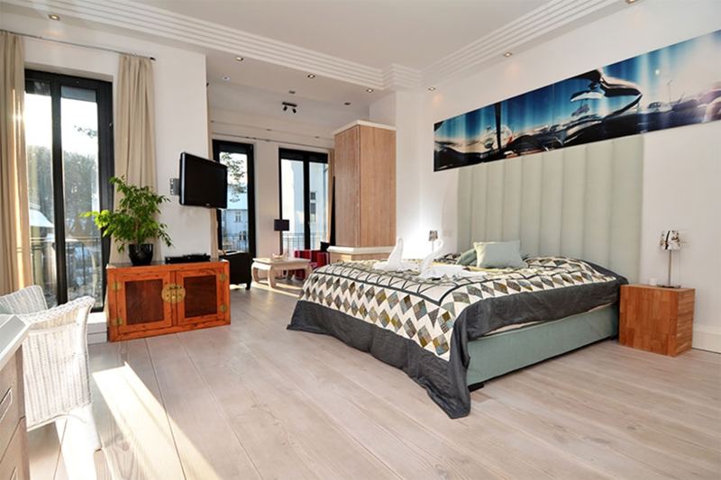 Das ca. 33 m² große Hauptschlafzimmer mit Flachbildschirm.
