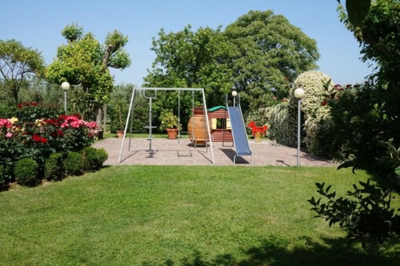 Kinder können sich auf dem Spielplatz austoben