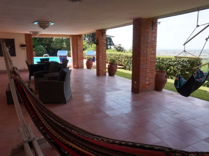 Die überdachte Terrasse spendet bei Bedarf ausreichend Schatten.