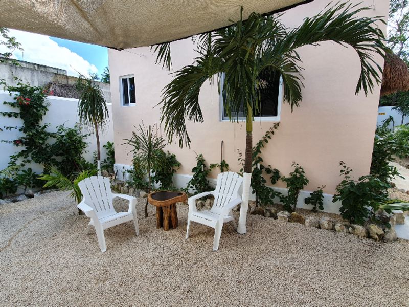 die Sitzecke im Garten im Schatten