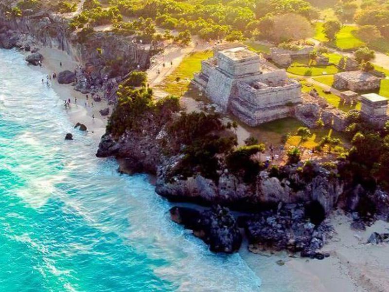 Die Ruinen von Tulum hoch über den Klippen an der karibischen Küste
