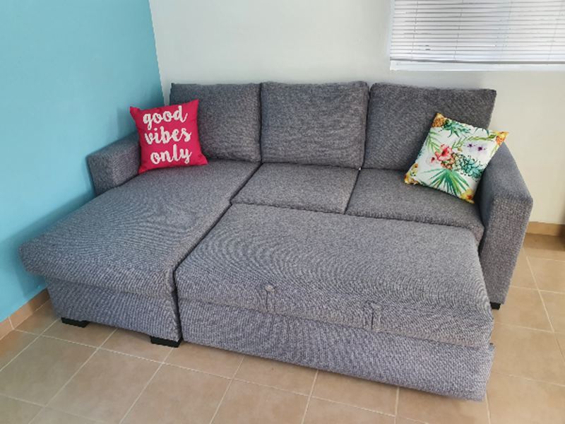 ausgezogenes Schlafsofa im Wohnzimmer