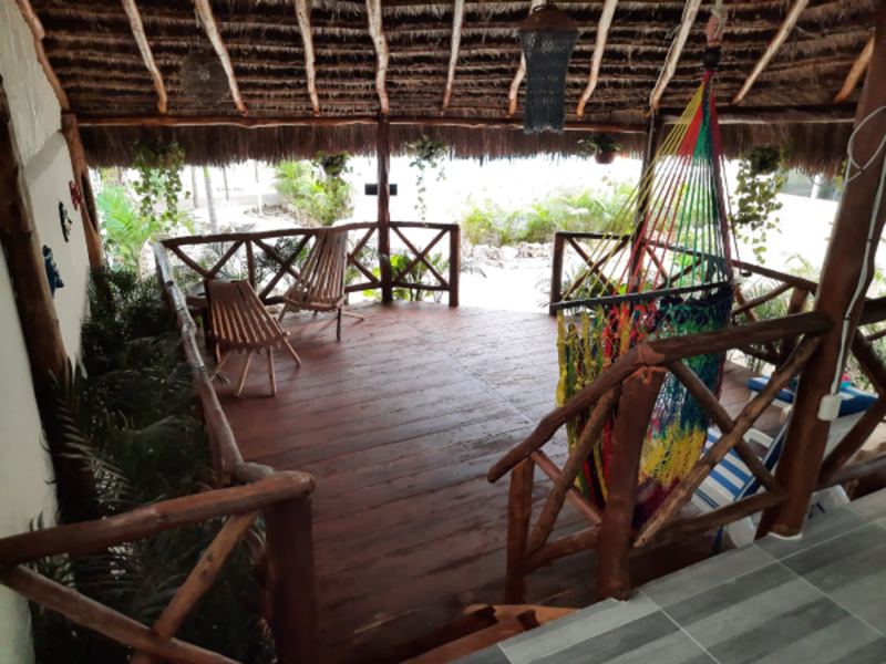 Blick von der Frühstücksterrasse in das Garten-Palapa