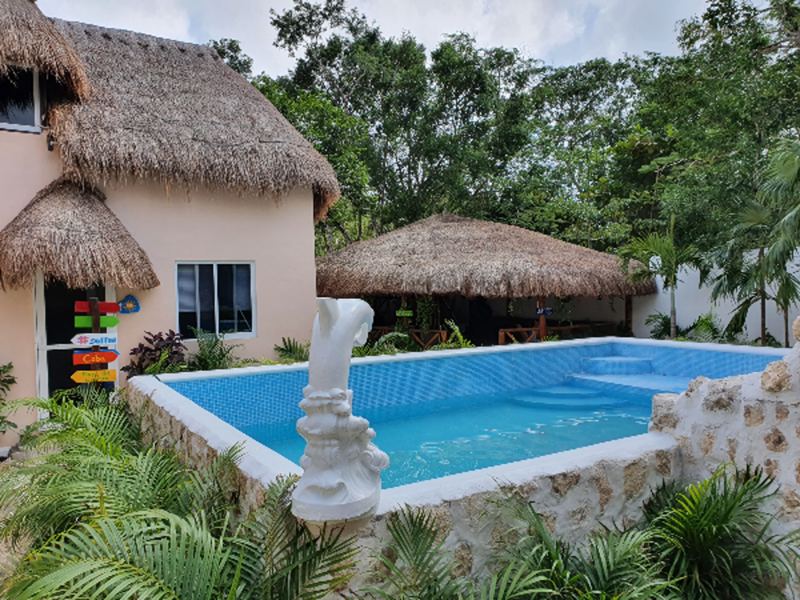 im Hintergrund das Garten-Palapa zum frühstücken und relaxen